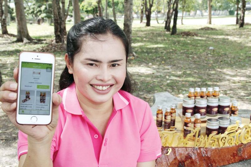 กรอัญญา นาคุณ

วิสาหกิจชุมชนศรีเวียงชัย จำหน่ายน้ำมันนวดสมุนไพร ตำบลลอมคอม อำเภอพล จังหวัดขอนแก่น “รู้เรื่องออนไลน์น้อยมาก แต่อยากขายเพราะเดี๋ยวนี้พฤติกรรมคนซื้อเปลี่ยนไป เมื่อเข้ามาวางสินค้าบนร้านฟาร์มสุข จะมีทีมงานคอยแนะนำทุกอย่างอะไรที่ทำไม่ได้เขาก็ช่วย ส่งสินค้าไปให้ทางร้านฯ ก็ช่วยถ่ายภาพมาขึ้นบนแอพฯ และประชาสัมพันธ์ให้ทางเรารอรับออเดอร์ผ่านทางไลน์ ขายง่าย ได้เงินเต็มจำนวน”