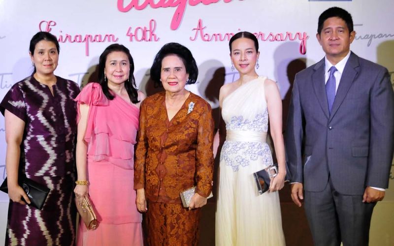 ท่านผู้หญิงสุวรรณี พัฒน์พงศ์พานิช มาพร้อมสองลูกสาว สุพัชนา อัษฎาธร, ศุภวาณี พัฒน์พงศ์พานิช
และคู่ของ นวลพรรณ ล่ำซำ-พ.ต.อ.ดร.ณรัชต์ เศวตนันทน์