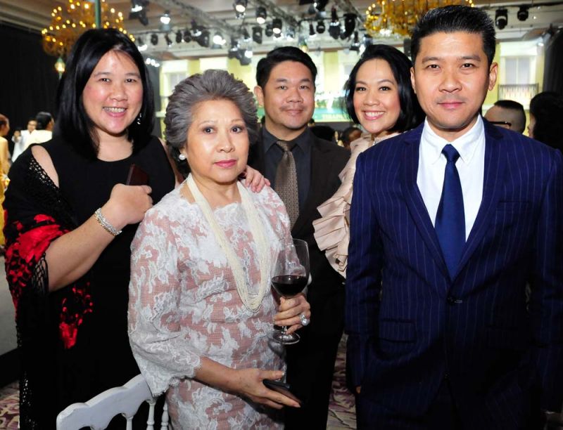 พรภิรมย์ ภิรมย์ภักดี กับหลานๆ ศรีล สุขุม, ทิพธิดา สุขุม, ทิพวดี-นุวีร์ เลิศบรรณพงษ์