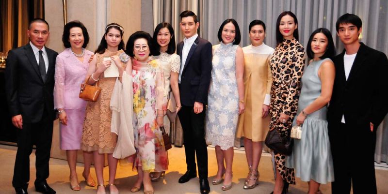 กำลังใจล้นหลาม มาร่วมฉลองครบรอบ 40 ปี ของห้องเสื้อธีระพันธ์ นำมาโดย 
คุณหญิงจิราภา สูตะบุตร, พล.ต.ต.แสงสูรย์-พัฒนาวดี กรรณสูต, อัครรัฐ วรรณรัตน์, ดวง-วรรณพร โปษยานนท์ และ ชุติกาล ชเตงเงอร์