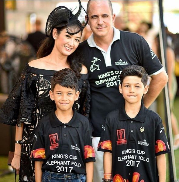 อุ้ย สุธิตาและสามีพร้อมด้วยน้องลุคและน้องไซม่อน