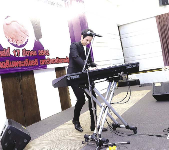 ศิลปินนักเปียโน โต๋-ศักดิ์สิทธิ์ เวชสุภาพร โชว์ลีลา
การเล่นเปียโน