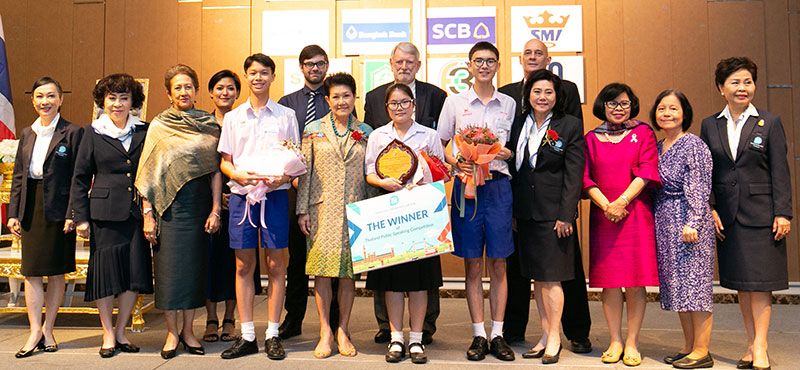 ท่านผู้หญิงวราพร ปราโมช ณ อยุธยา ประธานในพิธี พร้อมผู้ชนะเลิศ พริบพันดาว เหล่าเจริญพรกุล จากโรงเรียนเตรียมอุดมศึกษา, รองชนะเลิศอันดับ 1 สมิทธ์ โซโลส จากโรงเรียนมงฟอร์ตวิทยาลัย,
รองชนะเลิศอันดับ 2 สุขสดชื่น สุขสมจิตร จากโรงเรียนเซนต์คาเบรียล โดยมี ดร.ลาลีวรรณ กาญจนจารี
นายกสมาคมฯ, คณะกรรมการสมาคมฯ และคณะกรรมการตัดสินร่วมถ่ายภาพ