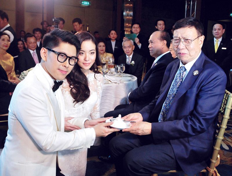 ศ.พิเศษ พรเพชร วิชิตชลชัย ประธานสภานิติบัญญัติแห่งชาติ (สนช.) รับเค้กมงคลจากบ่าว-สาว