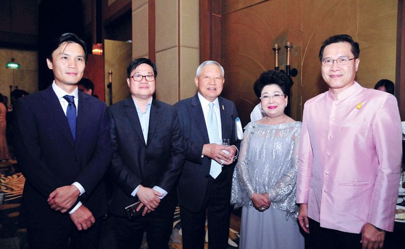 (ขวา) วีระศักดิ์ โควสุรัตน์
รมว.กระทรวงการ
ท่องเที่ยวและกีฬา
พร้อมด้วยอดีตปลัดกระทรวงกลาโหม พล.อ.วินัย-ศศิณี ภัททิยกุล และแขกผู้มีเกียรติ
