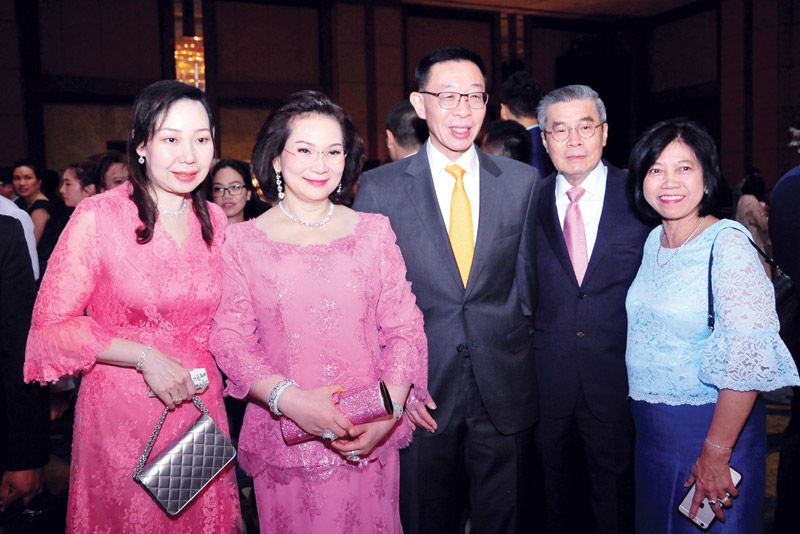 
ดร.สมศักดิ์-คุณหญิง
ปัทมา ลีสวัสดิ์ตระกูล และแขกผู้มีเกียรติ
ร่วมแสดงความยินดี

