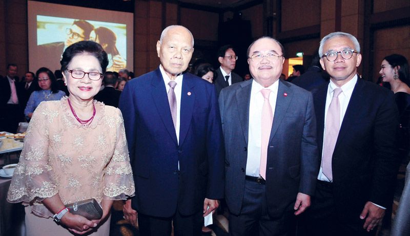 
พล.อ.อู้ด-พล.ท.หญิง วรนุช เบื้องบน กับสมาชิกสภานิติบัญญัติแห่งชาติ (สนช.) วิทวัส บุญญสถิตย์ และอนุศาสน์ สุวรรณมงคล

