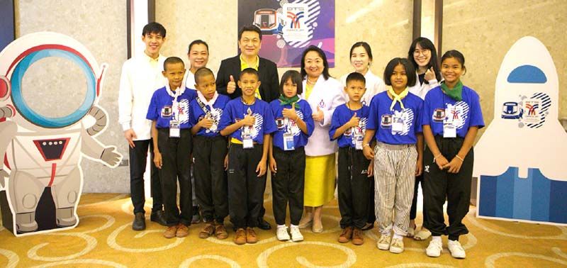 สุรพงษ์ เลาหะอัญญา และ ศ.คลินิกเกียรติคุณ ทญ.ดร.ธีรลักษณ์ สุทธเสถียร ถ่ายภาพกับน้องๆ