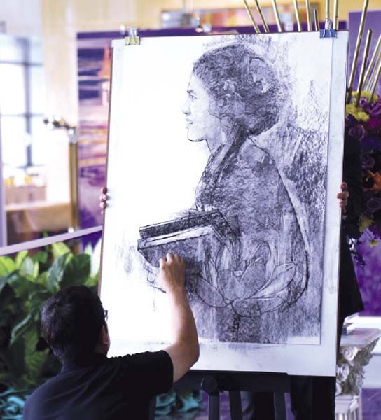 สาธิตการวาดภาพพระฉายาสาทิสลักษณ์ สมเด็จ
พระเทพรัตนราชสุดาฯ สยามบรมราชกุมารี จากแท่งถ่านชาร์โคล โดย อ.ดินหิน รักพงษ์อโศก