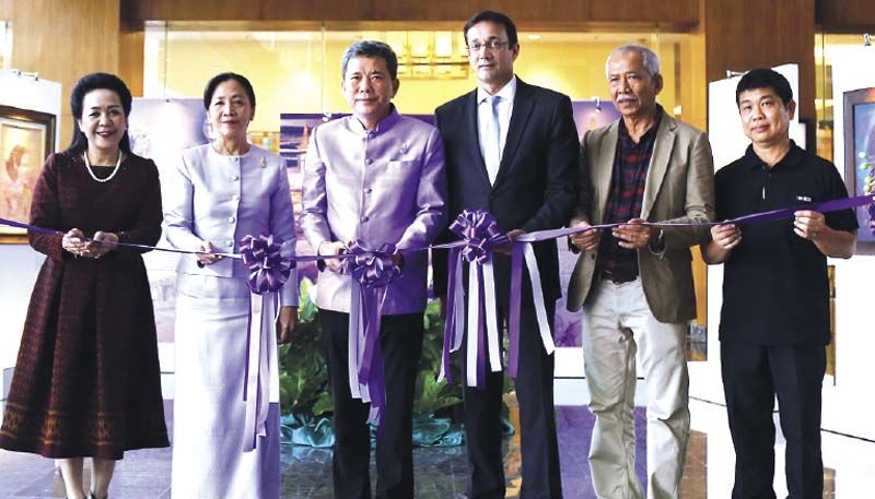 ชาติชาย อุทัยพันธ์ ผู้ว่าฯ สมุทรปราการ ประธานในพิธีเปิดนิทรรศการ ร่วมด้วย พรรณพิมล วงศ์ทองศรี
ผช.กก.ผจก.กิจการร่วมค้า ยูนิเวอร์แซล ฮอสพิทอลลิที (ยูเอช), ศศิวิมล อุทัยพันธ์ นายกเหล่ากาชาดจังหวัดสมุทรปราการ, คริสตอฟ เจอร์โฟรย์ ผจก.ทั่วไป โรงแรมโนโวเทล สุวรรณภูมิ แอร์พอร์ต, วัฒนา พูลเจริญ และ อ.ดินหิน รักพงษ์อโศก ตัวแทนกลุ่มศิลปินสุวรรณภูมิ