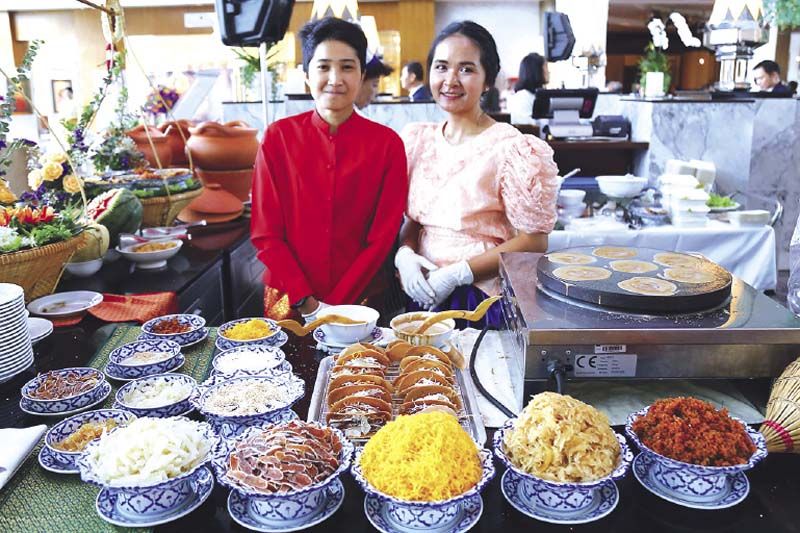 ซุ้มขนมและของว่างตำรับชาววัง ได้แก่ ขนมเบื้อง
ช่อม่วง และข้าวแช่ จำหน่ายภายในงาน โดยห้องอาหารศาลาไทยของโรงแรม