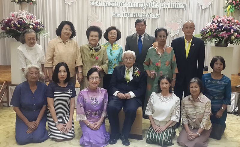 ศ.ดร.ประเสริฐ ณ นคร ท่ามกลางคณะกรรมการและเจ้าหน้าที่ อาทิ คุณหญิงจวบ จิรโรจน์, คุณหญิงสมนึก เปรมวัฒนะ, ระพินทร์ จารุดุล, 
วีระชัย ไชยวรรธนะ, บุญมา เตสยานนท์ และ สุภาคินี เอกฉัตร