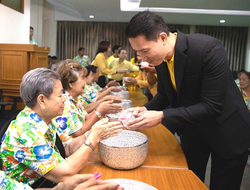 ผู้บริหาร รดน้ำขอพรผู้สูงอายุ