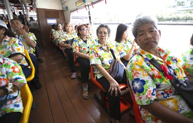 นั่งเรือชมความงาม

