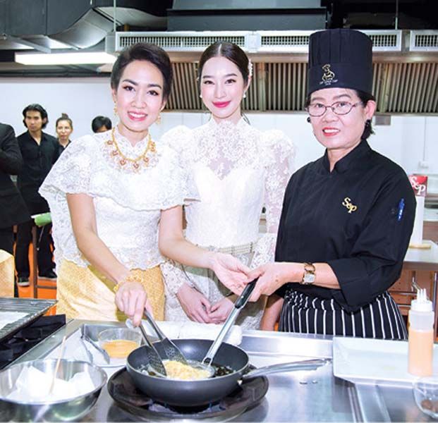 มณีสุดา ศิลาอ่อน และ ฐิสา-วริฏฐิสา ลิ้มธรรมมหิศร ทดลองทำลูกกะปิ