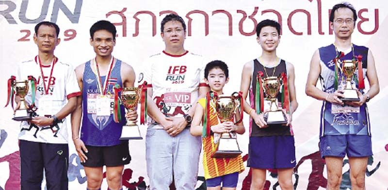 ปณิธาน ปวโรฬาร
วิทยา ประธาน กก.บมจ.บูติคนิวซิตี้ มอบถ้วยรางวัล ประเภท 5 กม.