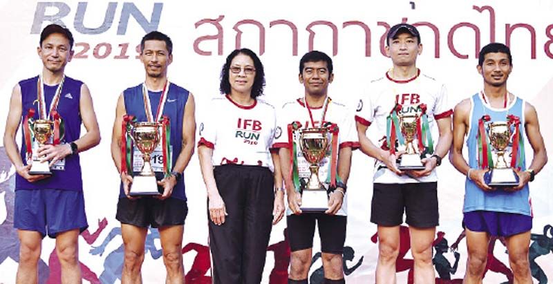 ละเอียดวัฒนศรี ผอ.เขต
คลองสามวา
มอบถ้วย
รางวัลประเภท
10 กม.