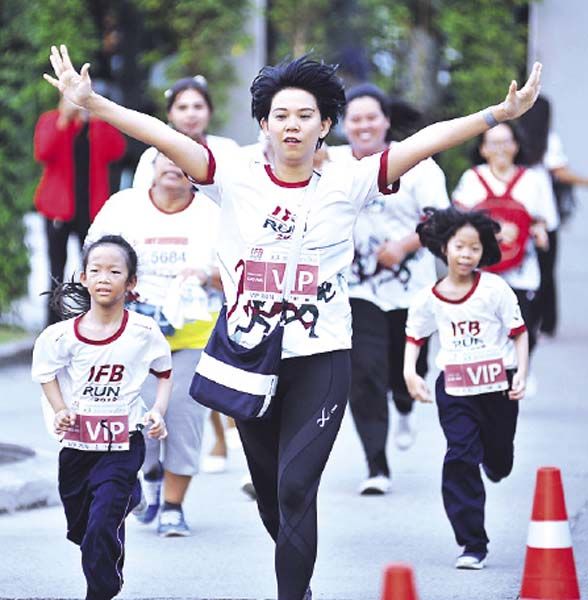 ประวรา เอครพานิช และลูกสาวฝาแฝด น้องโปรด-น้องปราน เข้าเส้นชัยด้วยความสดใส