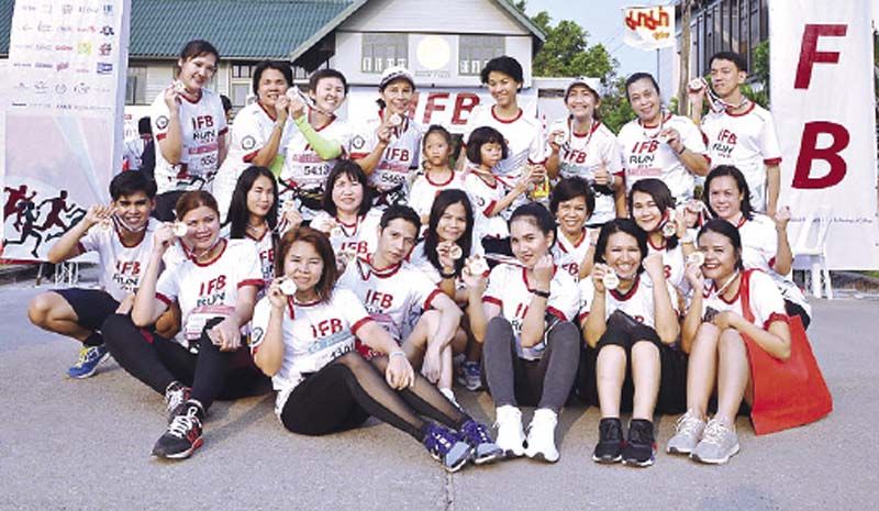 อวดเหรียญที่ระลึกจากงานวิ่งการกุศล