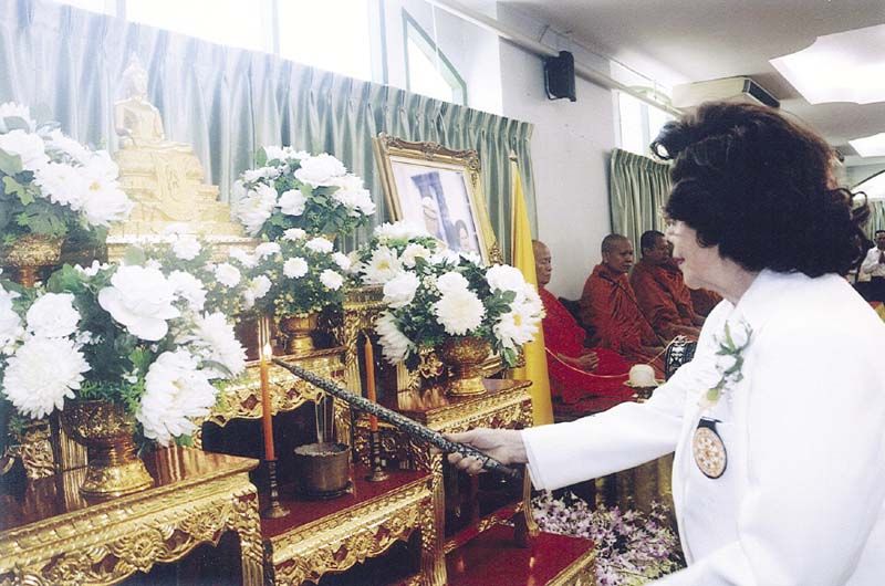 ดร.ศศมนต อินทุภูติ นายกพุทธสมาคมแห่งประเทศไทยฯ และประธานพิธีฝ่ายฆราวาส จุดธูปเทียนบูชาพระรัตนตรัย