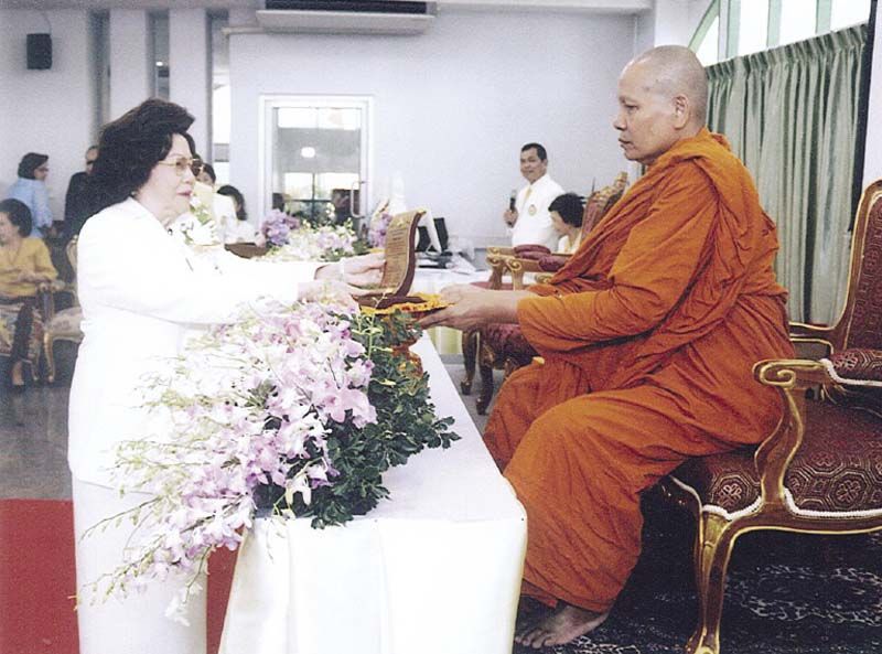 ดร.ศศมนต อินทุภูติ รับโล่ประกาศเกียรติคุณจากพระครูอุปถัมภ์สุตคุณ ผอ.อภิธรรมโชติกะ
วิทยาลัย (มจร.) แทน ณัฐพัชร์ อินทุภูติ อดีตนายกพุทธสมาคมแห่งประเทศไทยฯ ซึ่งเป็น
ผู้ริเริ่มให้มีการเรียนการสอนพระอภิธรรมขึ้นอีกครั้งหนึ่ง