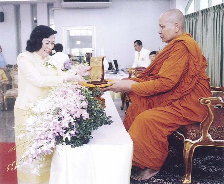 ดร.ศุลีมาศ สุทธิสัมพัทน์ รับโล่ประกาศเกียรติคุณ ซึ่งเป็นผู้จัดการการเรียนการสอนพระอภิธรรมครั้งนี้และ
ผู้สนับสนุนให้เริ่มมีการจัดการเรียนการสอนพระอภิธรรมที่พุทธสมาคมแห่งประเทศไทยฯ