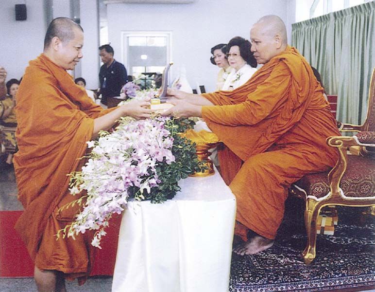 พระครูภาวนาธีรวรคุณ วิ. พระอาจารย์สอนอภิธรรม ชั้นจูฬอาภิธรรมิกะตรี
เข้ารับโล่ประกาศเกียรติคุณจากพระครูอุปถัมภ์สุตคุณ ผอ.อภิธรรมโชติกะ
วิทยาลัย มจร.