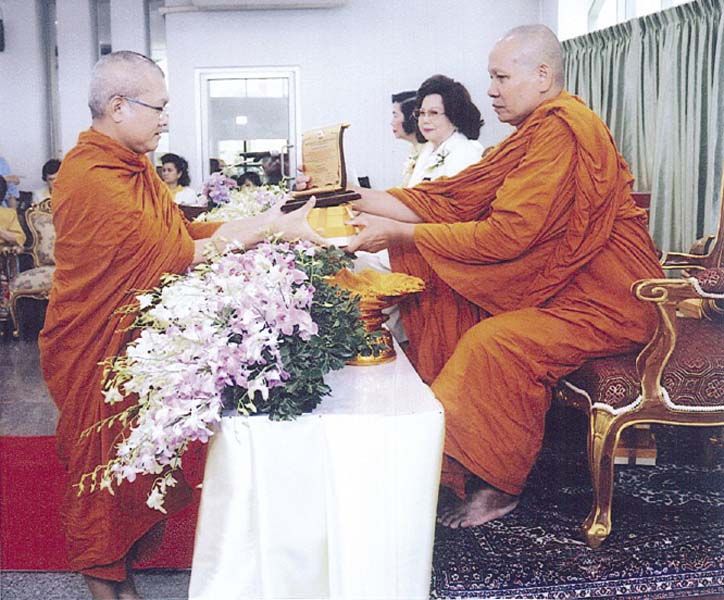 พระมหาไพโรจน์ ญาณกุสโล พระอาจารย์สอนอภิธรรม ชั้นมหาอภิธรรมิกะโท
เข้ารับโล่ประกาศเกียรติคุณจากพระครูอุปถัมภ์สุตคุณ ผอ.อภิธรรม
โชติกะวิทยาลัย มจร.