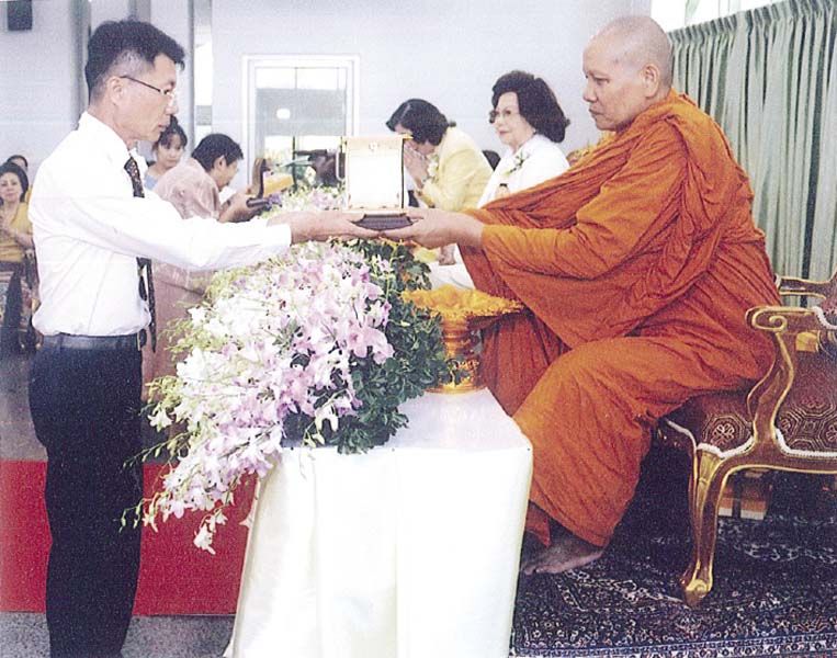 อาจารย์ดิษกฤต สาสนเวชช์ อาจารย์สอนอภิธรรมชั้นมหาอาภิธรรมิกะเอก
เข้ารับโล่ประกาศเกียรติคุณจาก ผอ.อภิธรรมโชติกะวิทยาลัย มจร.