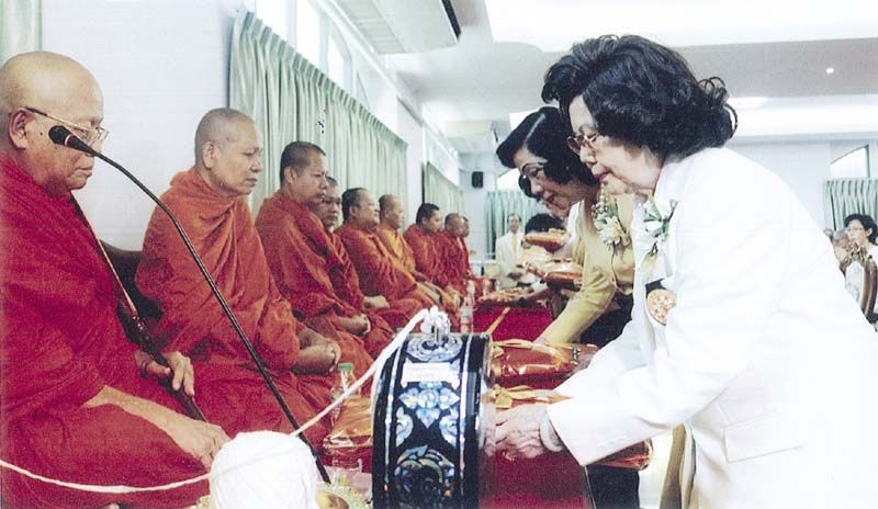 ประธานพิธีฝ่ายฆราวาสและประธานจัดงาน คณะกรรมการ ตัวแทนอาจารย์ ตัวแทนนักศึกษาอภิธรรมบัณฑิต ถวายผ้าบังสุกุล แด่
ผู้ทำประโยชน์ให้แก่พุทธสมาคมแห่งประเทศไทยฯ และอดีตนายก