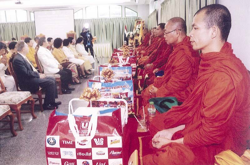 ถวายเครื่องจตุปัจจัย เครื่องไทยธรรม ให้แด่พระคณาจารย์ทั้ง 10 รูป
มีพระอาจารย์ดารา ฐิตสีโล ซึ่งสอนชั้นมหาอภิธรรมิกะเอก