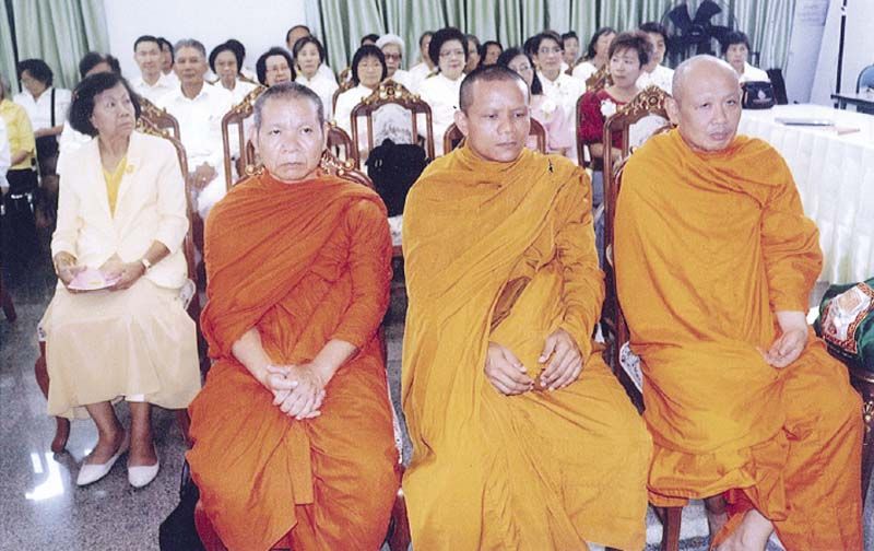 อภิธรรมบัณฑิต พระสงฆ์ 3 รูป และฆราวาส