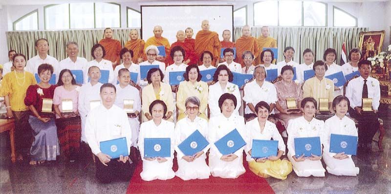 ดร.ศศมนต อินทุภูติ นายกพุทธสมาคมฯ และประธานพิธีฝ่ายฆราวาส, ดร.ศุลีมาศ 
สุทธิสัมพัทน์ อุปนายก หัวหน้าหน่วยบริการพระอภิธรรม มจร. และประธานจัดงาน ถ่ายรูป
ร่วมกับคณาจารย์ที่ได้รับโล่ประกาศเกียรติคุณและคณะอภิธรรมบัณฑิต (สอบได้ยกชั้น
และมี 4 ท่าน ที่ได้คะแนนสูงสุด มากสุดคือเป็นที่ 1 ของประเทศไทย เพราะสอบพร้อมกันทั้งประเทศ) ได้รับใบเกียรติบัตรที่งดงามจากพุทธสมาคมแห่งประเทศไทยฯ
