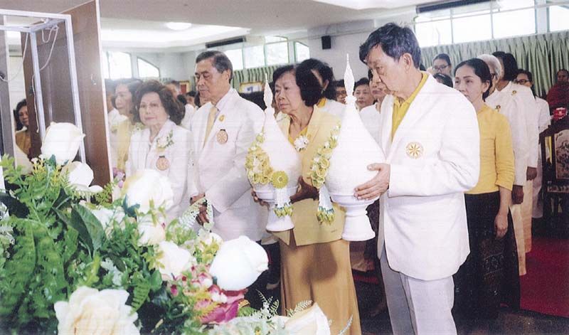 ดร.ศศมนต อินทุภูติ และ พล.ต.ต.วัสพล จัยสิน เลขาธิการ
วางพานพุ่มสักการะ พระรูปพระวรวงศ์เธอ พระองค์เจ้ามนัสสวาสดิ์, 
อ.พัชริน แปลกพงษ์ศิริ และ วีระ ตั้งกิจศิริ วางพานพุ่มสักการะรูปหลวงบริบาลเวชกิจ