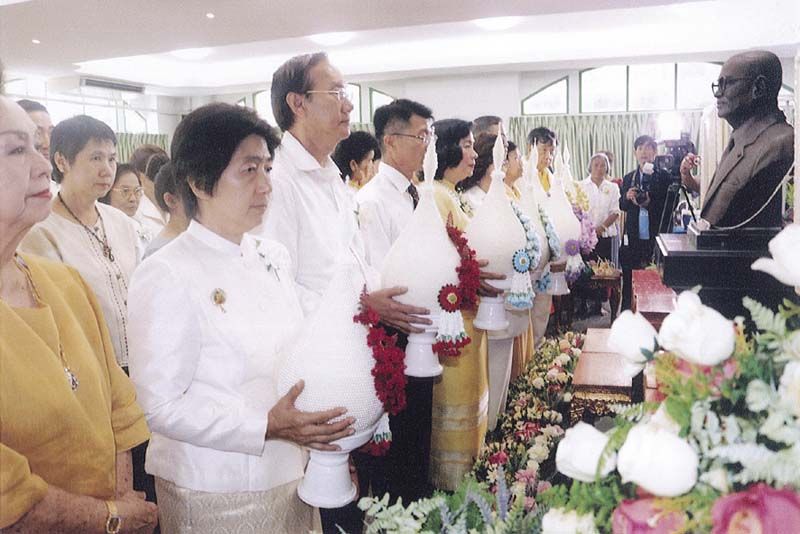 ดร.ศุลีมาศ สุทธิสัมพัทน์ และ อ.ดิษกฤต สาสนเวชช์ วางพานพุ่มสักการะรูปปั้น ศ.สัญญา ธรรมศักดิ์ และผู้ที่มาร่วมงานได้ร่วมกล่าวโครงสี่สุภาพ
ซึ่งจารึกไว้ที่แผ่นแกรนิตด้านหลังแท่นรูปปั้นของ ศ.สัญญา ธรรมศักดิ์ พร้อมกัน