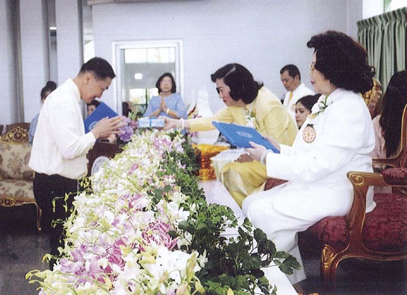 อภิธรรมบัณฑิต รับของที่ระลึกจาก ดร.ศุลีมาศ สุทธิสัมพัทน์ หัวหน้าหน่วยบริการพระอภิธรรม มจร. และประธานจัดงาน ซึ่งเป็นใบโพธิ์
จากต้นพระศรีมหาโพธิ์ พุทธคยา (อินเดีย) และรูปพระพุทธเมตตา

