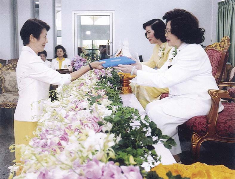 อภิธรรมบัณฑิตรับใบเกียรติบัตรจาก ดร.ศศมนต อินทุภูติ นายกพุทธสมาคมแห่งประเทศไทยในพระบรมราชูปถัมภ์ และประธานพิธีฝ่ายฆราวาส