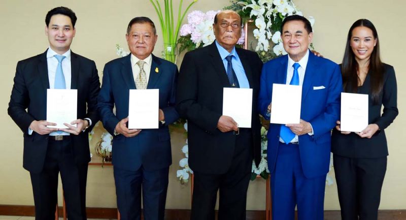 ภาคภูมิใจไปกับมิราเคิล กรุ๊ป รับรางวัล Priority Pass Lounge of the Year 2018 Asia Pacific Winner Award 
(จากซ้าย) อนัคพล อิงคะกุล, พล.อ.อ.อาคม กาญจนหิรัญ, พล.อ.อ.กันต์ พิมานทิพย์, ดร.อัศวิน อิงคะกุล และ
ลักษมีกานต์ อิงคะกุล