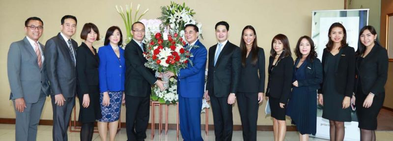 เทอดศักดิ์ ปวิธพาณิชย์ รักษาการผู้จัดการทั่วไป โรงแรมมิราเคิล แกรนด์ คอนเวนชั่น นำคณะผู้บริหาร ร่วมแสดงความยินดี