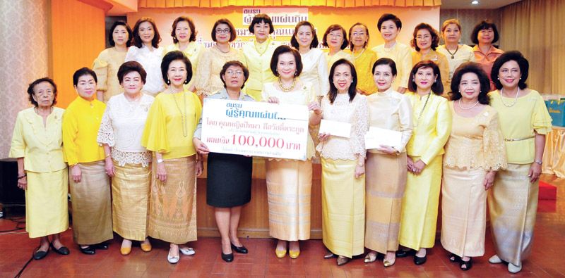 คุณหญิงปัทมา ลีสวัสดิ์ตระกูล มอบเงินบริจาคให้โรงพยาบาลทหารผ่านศึก แก่ เจียมจิตต์ จุดาบุตร ผู้ชำนาญการโรงพยาบาลทหารผ่านศึก โดยมี
พรทิพย์ ห่านตระกูล, โสมรพี ศรีประเสริฐ, วิภาวรรณ สงค์สมบัติ, คุณหญิงผะอบทิพย์ ศาตะมาน, ศรีชนก วัฒนศิริ และ จิราภรณ์ เสาวลักษณ์ ร่วมในพิธีรับมอบ