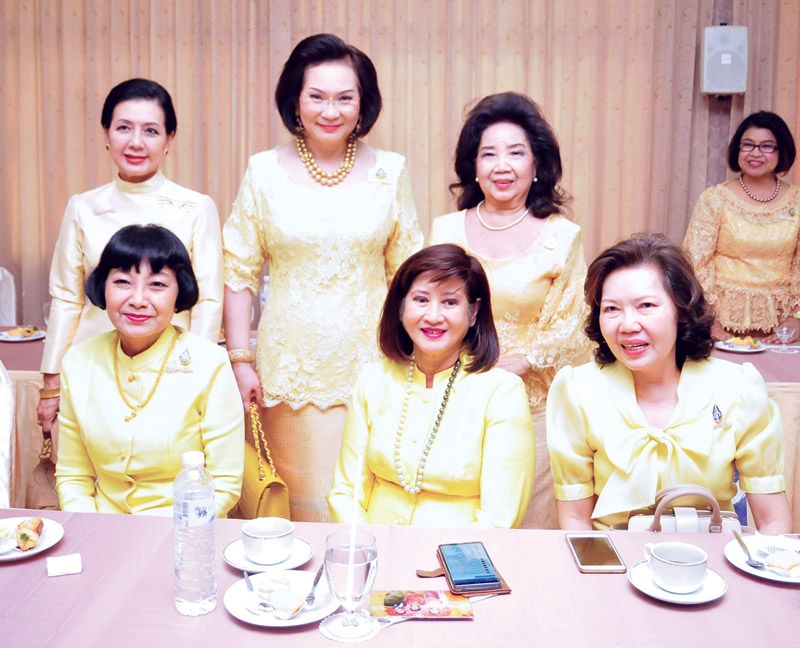 คุณหญิงปัทมา ลีสวัสดิ์ตระกูล พร้อมด้วยคณะ กก.ชมรมผู้รู้คุณแผ่นดิน พรทิพย์ ห่านตระกูล, โสมรพี ศรีประเสริฐ, เกศศรี วิชชุประภา, ศรีชนก วัฒนศิริ และ วิภาวรรณ สงค์สมบัติ