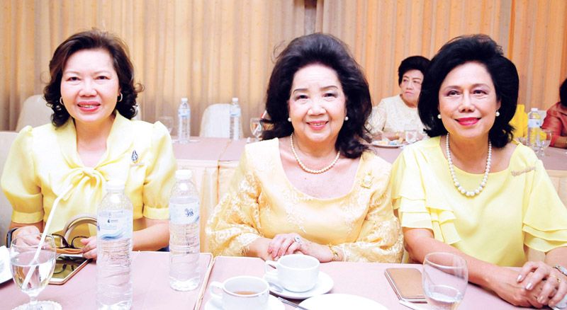 
วิภาวรรณ สงค์สมบัติ, เกศศรี วิชชุประภา และ จิราพร เสาวลักษณ์

