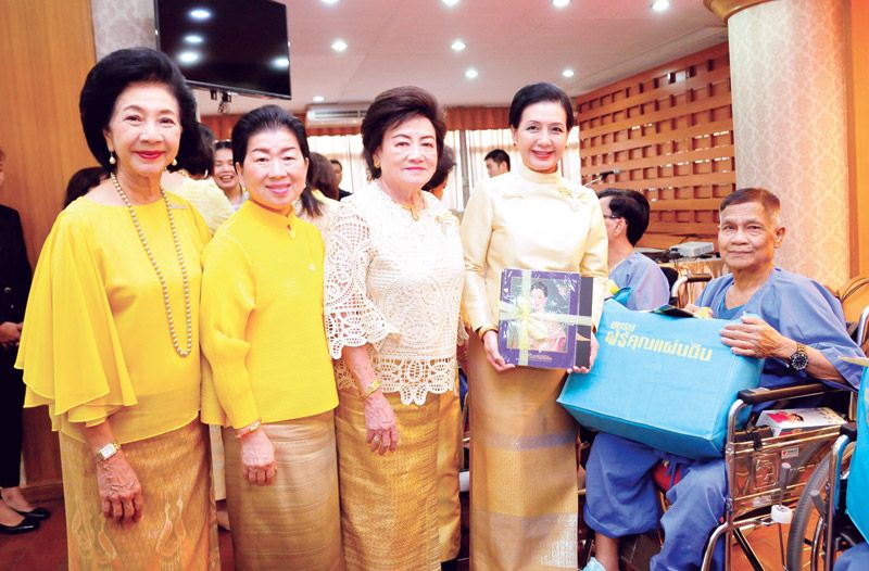 คุณหญิงผะอบทิพย์ ศาตะมาน, ประภา กิจจะนะ, พัชนี เธียรธวัช และ ศรีชนก วัฒนศิริ มอบของใช้ให้กับผู้ป่วยทหารผ่านศึก 