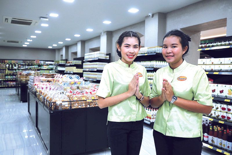 พนักงาน โกลเด้น เพลซ พร้อมให้บริการนักท่องเที่ยว