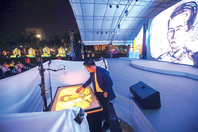 วาดทรายพระราชประวัติ