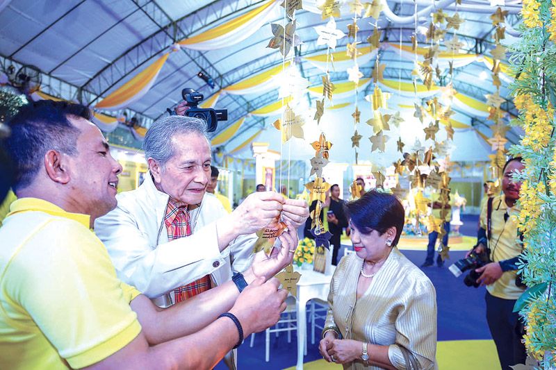 ดร.สุวิทย์-คุณหญิงทรงสุดา ยอดมณี เขียนปณิธานที่จะทำความดี