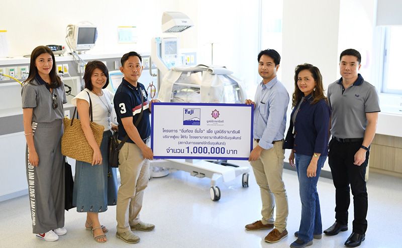 ร่วมกันมอบ เครื่องให้ความร้อนเด็กแรกเกิด ชนิดเคลื่อนย้ายได้ ให้แก่สถาบันการแพทย์จักรีนฤบดินทร์ คณะแพทยศาสตร์โรงพยาบาลรามาธิบดี มหาวิทยาลัยมหิดล

