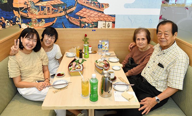 ลูกค้ารับประทานอาหารกลางวันมื้อพิเศษสไตล์ไคเซกิ แบบพรีเมียม

