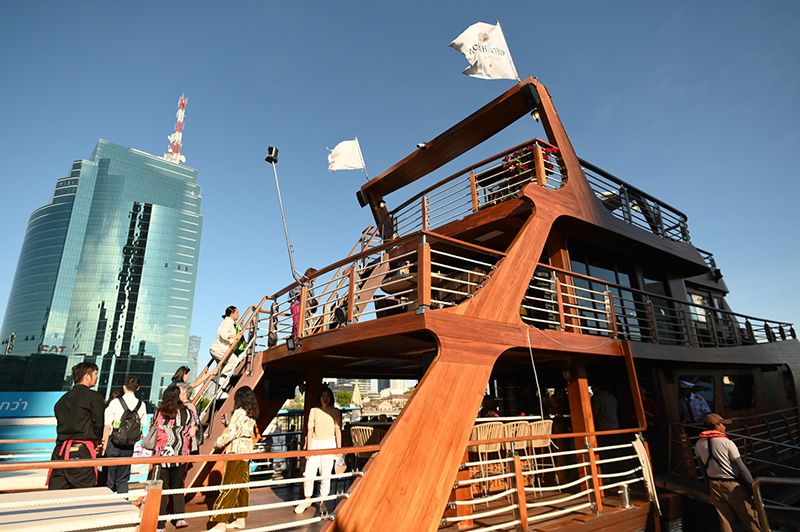 รับประทานอาหารค่ำสไตล์ Chef’s Table จากฝีมือเชฟมิชลิน บนเรือไม้สักดีไซน์หรู “Pruek Cruise”

