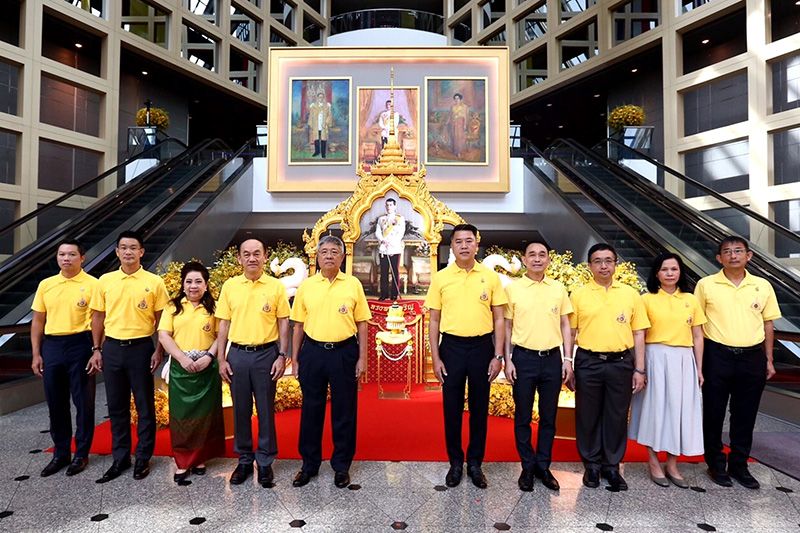 คณะกรรมการ และผู้บริหารธนาคารไทยพาณิชย์ร่วมในพิธีถวายราชสดุดีเฉลิมพระเกียรติและถวายพระพรชัยมงคล
(จากซ้าย) สารัชต์ รัตนาภรณ์, ดร.อารักษ์ สุธีวงศ์ ผู้จัดการใหญ่, ดร.ลักขณา ลีละยุทธโยธิน, เชาวลิต เอกบุตร กรรมการ,
ดร.วิชิต สุรพงษ์ชัย นายกกรรมการ, อาทิตย์ นันทวิทยา ประธานเจ้าหน้าที่บริหารและประธานกรรมการบริหาร, กานต์ ตระกูลฮุน,
ดร.พสุ เดชะรินทร์ กรรมการ ธนาคารไทยพาณิชย์, อภิพันธ์ เจริญอนุสรณ์ และ อรพงศ์ เทียนเงิน ผู้จัดการใหญ่